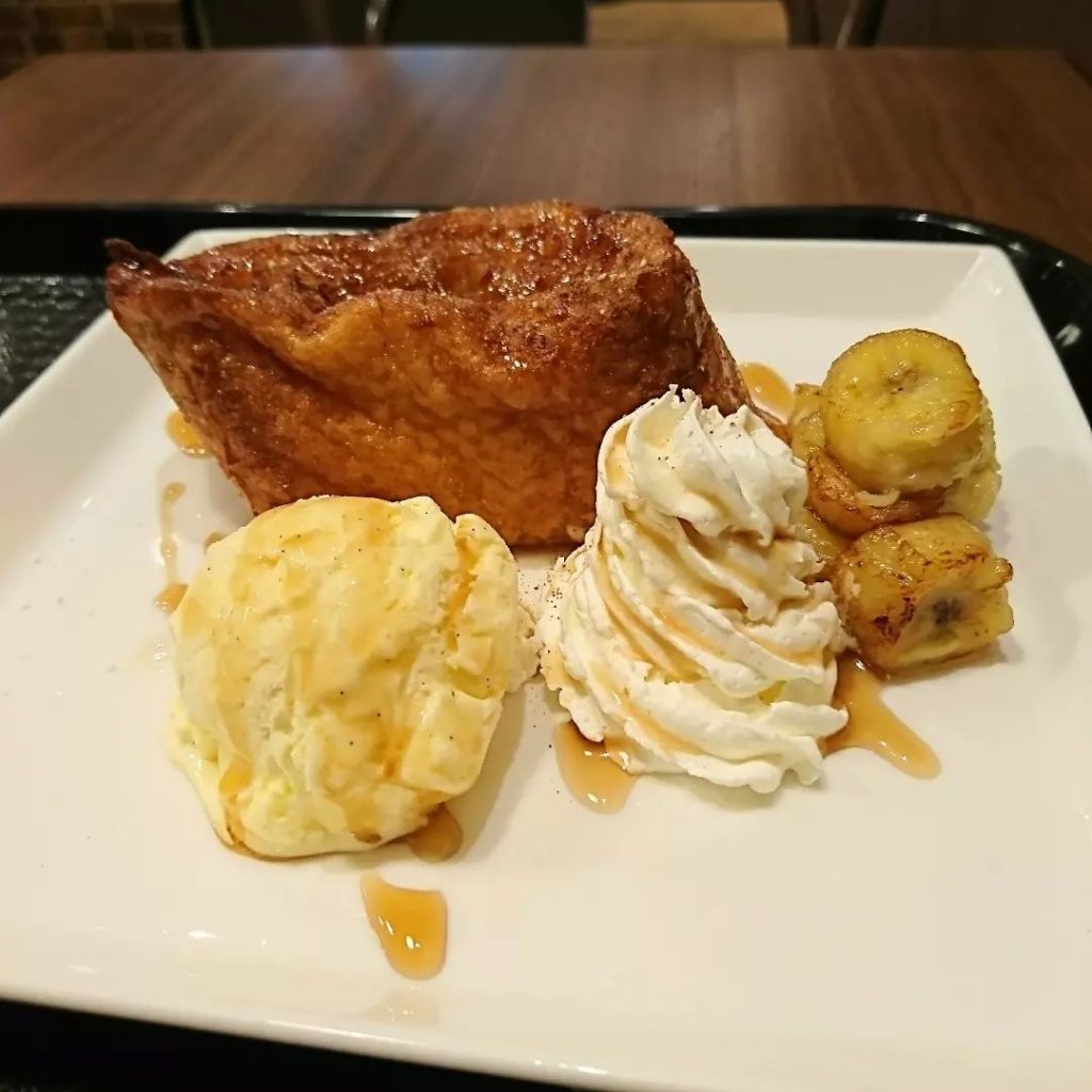 カフェ プティ サラエボ 新松戸店/Cafe petit Saraeboメイプルフレンチ 500円揚げバナナトッピング 30円卵液のたっぷり染み込んだ大きめバケットのフレンチトーストは、とってもふんわり柔らか食感メイプルシロップ、バニラアイス、生クリーム、揚げバナナを一緒に合わせるとメチャ美味しい️JR常磐線・武蔵野線 新松戸駅から徒歩6分