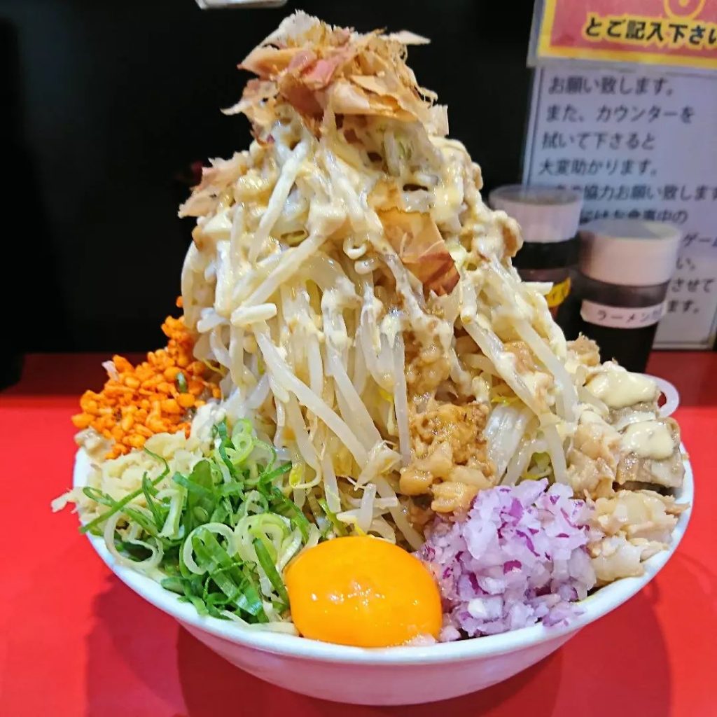 用心棒 市ケ谷飯田橋冷やしまぜそば300g 950円無料トッピング:ヤサイW、背脂W、ガリマヨW、ショウガ、辛揚げデフォルト:卵黄、鰹節、ネギ、紫玉ねぎ、フライドオニオン冷たく引き締まった極太麺は歯応え十分！タレとガリマヨを絡めて一気に完食美味しく頂きました最寄り駅： 都営新宿線・有楽町線・南北線市ケ谷駅5番出口より徒歩4分