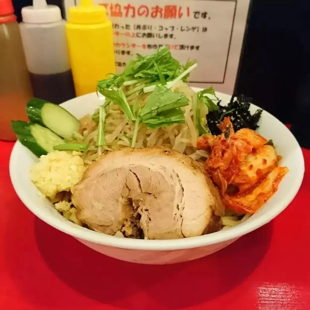 ラーメン鷹の目 北千住店限定 鷹の目冷麺 1,100円無料トッピング:ニンニク、アブラ、辛揚げ(カラアゲ)、ガリマヨ、岩海苔コール:全マシデフォルト:豚1枚、水菜、モヤシ、キムチ食べごたえのあるバキボキ麺(300g)、カエシの効いた豚、キムチ、ナムル風？のモヤシ、岩海苔が美味しいいつものごとく完食JR常磐線、東京メトロ千代田線・日比谷線、東武スカイツリーライン、つくばエクスプレス「北千住駅」西口徒歩約4分