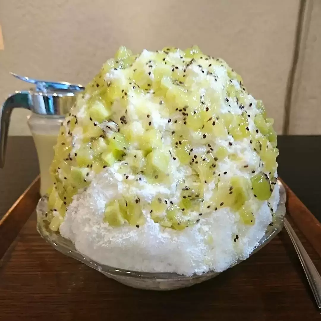 かき氷Ryan四谷荒木町キウイラッシー 1,200円練乳掛け放題 100円キウイのゴロゴロ果肉とツブツブ種の食感がとっても良い感じ️ラッシーの爽やか風味と練乳の超濃厚な甘さとコクが、酸っぱ系の果物とベストマッチ️練乳掛け放題のはずが、練乳ボトルの先が詰まっていたので少し残念な結果に当院(曙橋なかえ鍼灸治療院)から徒歩4分、東京メトロ丸ノ内線四谷三丁目駅から徒歩1分で到着#かき氷Ryan#かき氷Ryan四谷荒木町#かき氷#甘味#キウイ#キウイラッシー#キウイかき氷#練乳#練乳掛け放題#曙橋なかえ鍼灸治療院#新宿#新宿区#四谷#曙橋#新宿グルメ#四谷グルメ#曙橋グルメ#新宿甘味#四谷甘味#曙橋甘味