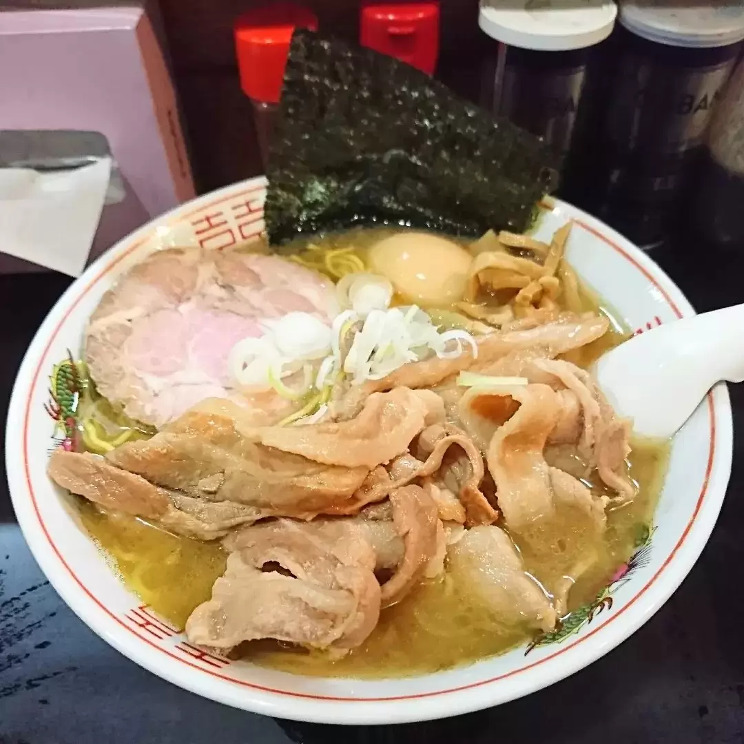 一条流がんこ総本家分家四谷荒木町100ラーメン 大盛 1,200円家元が引退し、店名が「一条流がんこラーメン総本家」から「一条流がんこ総本家分家四谷荒木町」に変更後、初の訪問。家元在任中の酒粕入り「雪ラーメン」から、現在は酒粕の無い「100ラーメン」を販売。家元の味を継承された後藤店長の一杯を完食美味しく頂きました#一条流がんこ総本家分家四谷荒木町#一条流がんこラーメン#がんこラーメン#100ラーメン#東京メトロ丸ノ内線四谷三丁目駅#四谷三丁目駅#新宿#新宿区#四谷#四谷荒木町#曙橋#新宿グルメ#四谷グルメ#四谷荒木町グルメ#曙橋グルメ#新宿ラーメン#四谷ラーメン#四谷荒木町ラーメン#曙橋ラーメン