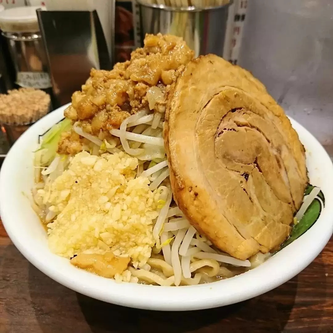 ラーメン雷 北松戸本店濃厚雷そば【中】(300g):970円コール:ヤサイ、ニンニク、アブラ松戸の中華蕎麦「とみ田」系列の二郎系ラーメン「とみ田」らしい濃厚ドロドロスープが平打ち太縮れ麺がよく絡む大判の巻き豚も美味いつも通り完食常磐線北松戸駅徒歩3分#雷北松戸本店#二郎系#中華蕎麦とみ田#松戸ラーメン#松戸グルメ