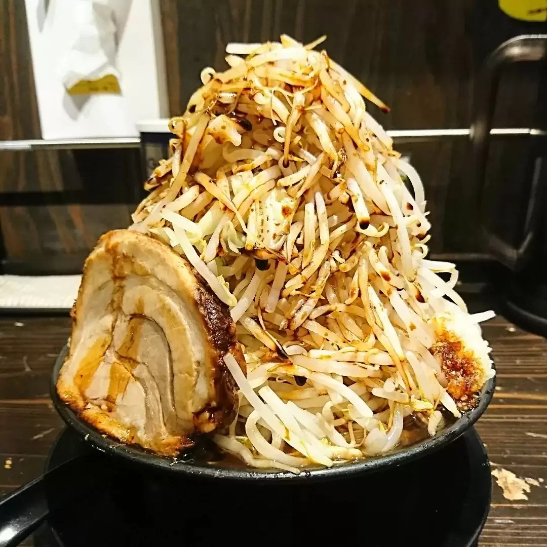麺や久カネシ醤油 850円無料トッピング:野菜マシマシ、ニンニクデフォルト:豚1枚浅草開花楼の極太麺とカネシ醤油の旨味が効いたブラックスープとの相性良し完食…美味しく頂きました最寄り駅: 日比谷線・千代田線茅場町駅2出口より徒歩4分、日比谷線八丁堀駅A5b出口より徒歩4分#麺や久#ラーメン#極太麺#浅草開花楼#カネシ醤油#カネシ醤油ラーメン#二郎系#二郎インスパイア#茅場町グルメ #八丁堀グルメ