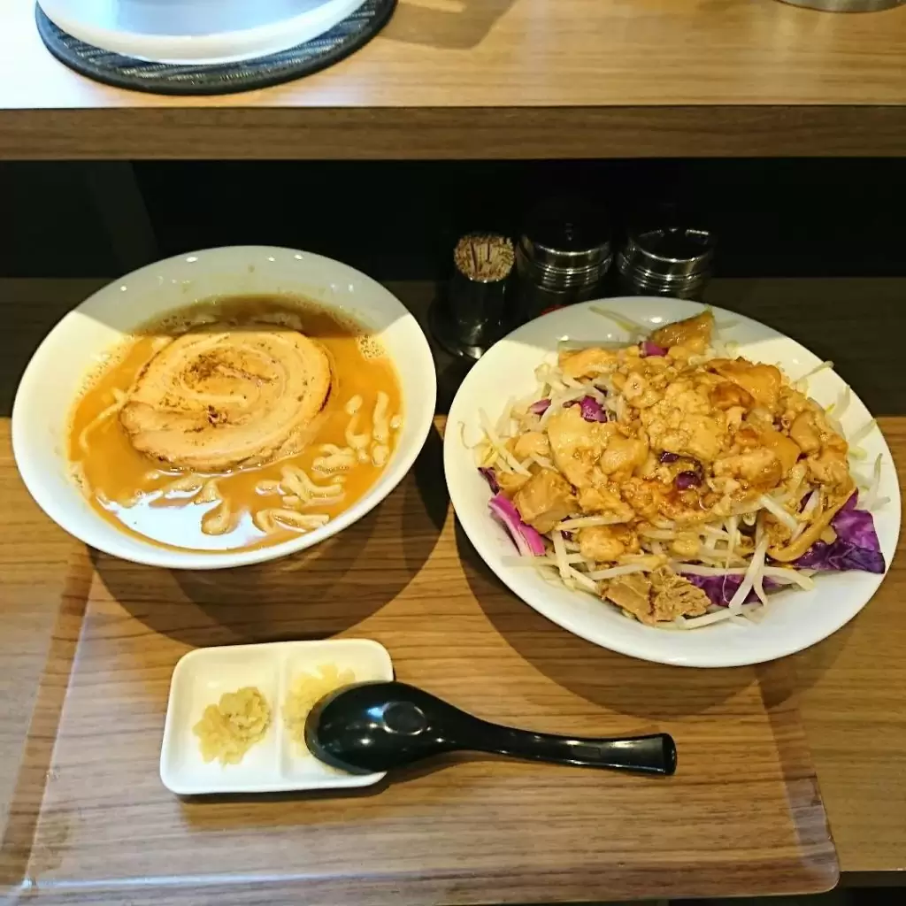 東京スタイル鶏ラーメン ど・みそ鶏齋藤鶏治郎 麺量300g 1,000円無料トッピング:野菜マシマシ、アブラマシマシ、ニンニク、生姜デフォルト:平打ち太麺200g(大盛300g・同料金)、鶏白湯スープ、豚1枚、モヤシ、紫キャベツ野菜・アブラとニンニク・生姜はそれぞれ別皿提供。