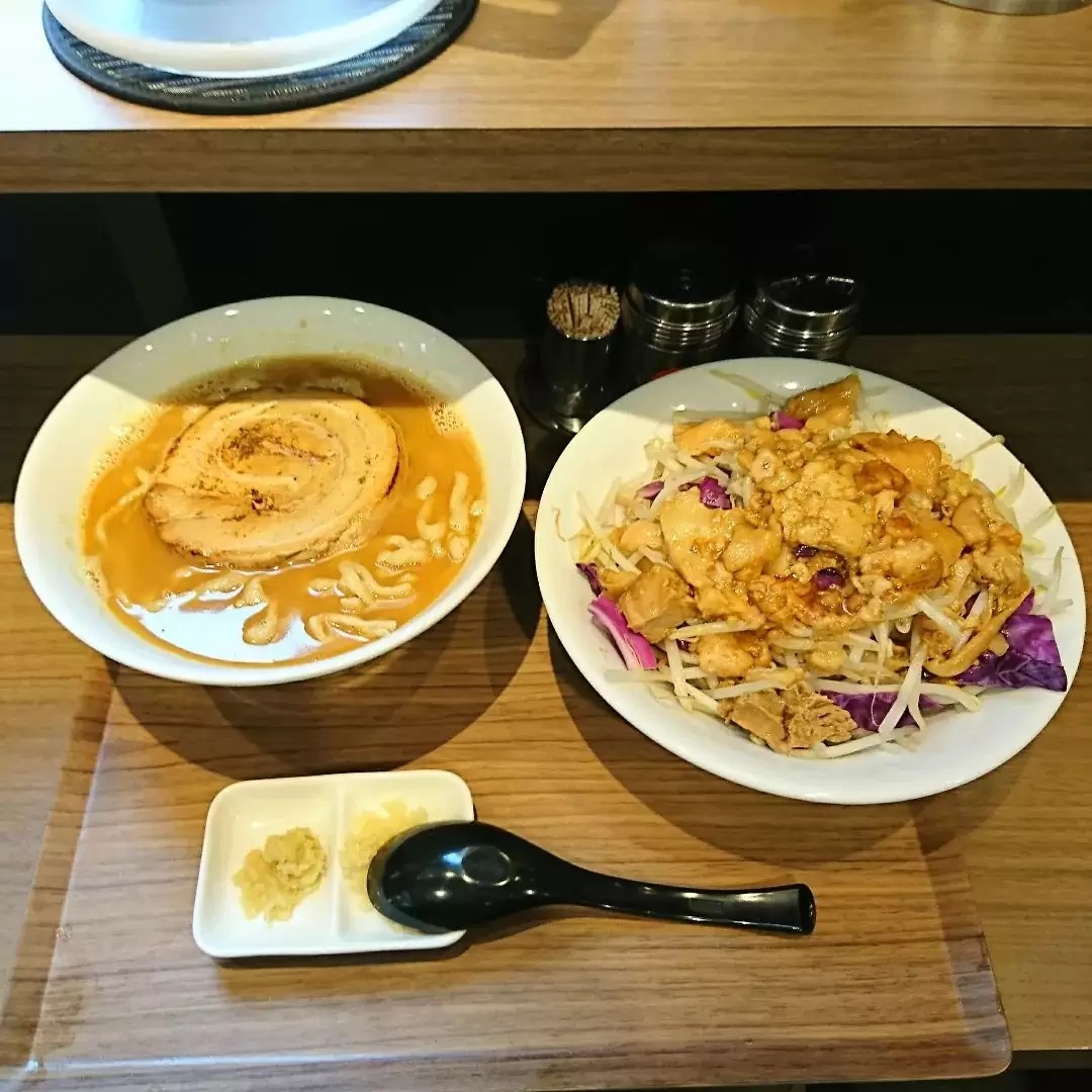 東京スタイル鶏ラーメン ど・みそ鶏齋藤鶏治郎 麺量300g 1,000円無料トッピング:野菜マシマシ、アブラマシマシ、ニンニク、生姜デフォルト:平打ち太麺200g(大盛300g・同料金)、鶏白湯スープ、豚1枚、モヤシ、紫キャベツ野菜・アブラとニンニク・生姜はそれぞれ別皿提供。完食…美味しく頂きました最寄り駅: 都営浅草線宝町駅より徒歩2分、銀座線京橋駅より徒歩2分#東京スタイル鶏ラーメンど・みそ鶏#ラーメン#齋藤鶏治郎#齋藤鶏治郎ラーメン#二郎系#二郎インスパイア#京橋グルメ#宝町グルメ