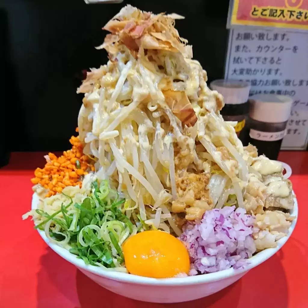 用心棒 市ケ谷飯田橋冷やしまぜそば300g 950円無料トッピング:ヤサイW、背脂W、ガリマヨW、ショウガ、辛揚げデフォルト:卵黄、鰹節、ネギ、紫玉ねぎ、フライドオニオン冷たく引き締まった極太麺は歯応え十分！タレとガリマヨを絡めて一気に完食美味しく頂きました最寄り駅： 都営新宿線・有楽町線・南北線市ケ谷駅5番出口より徒歩4分